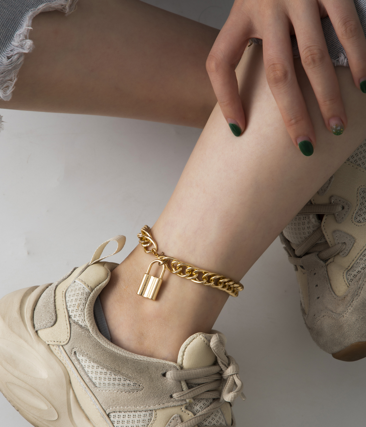 Simple Padlock Pendant Anklet  - Gold Chain Sandal ulasan dan harga